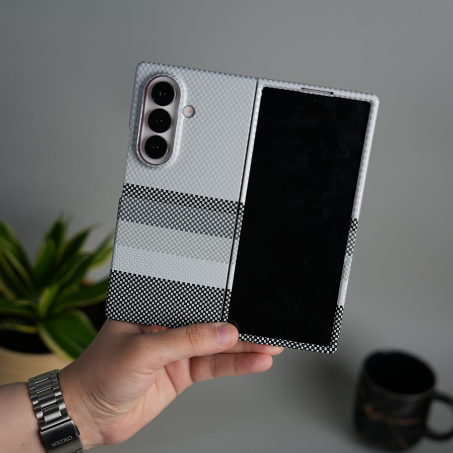 Galaxy Z Fold 7 Carbon Fiber Texture Design Hard Pc MagSafe Case Cover GrayBlackLine Design