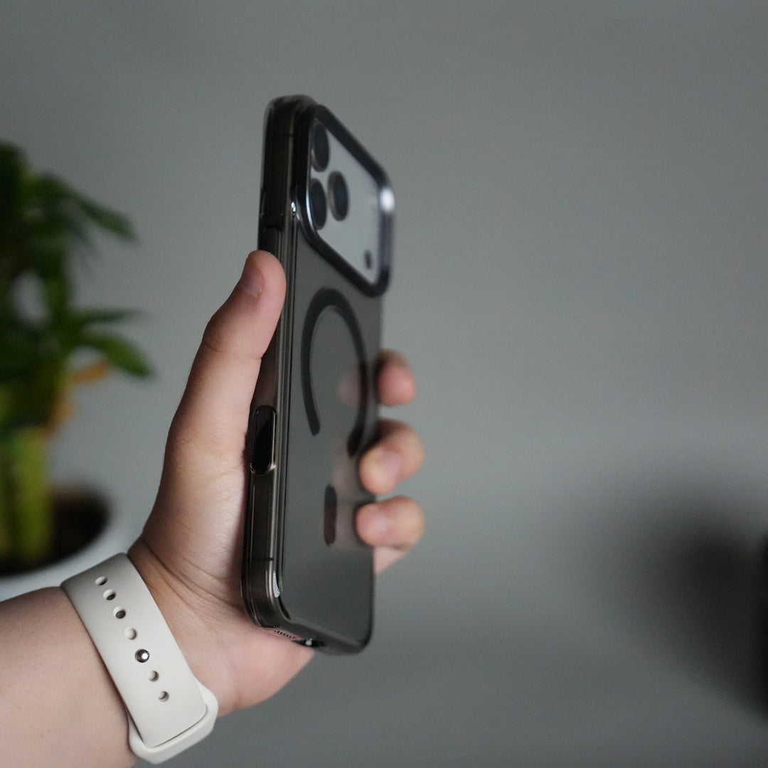 iPhone 17 Pro Max Anti-Yellow Hard Crystal Transparent MagSafe Case