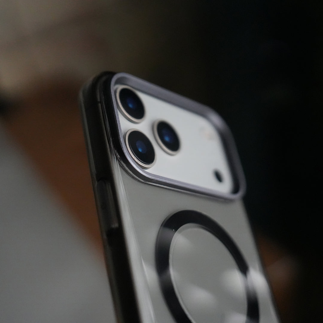 iPhone 17 Pro Max Anti-Yellow Hard Crystal Transparent MagSafe Case