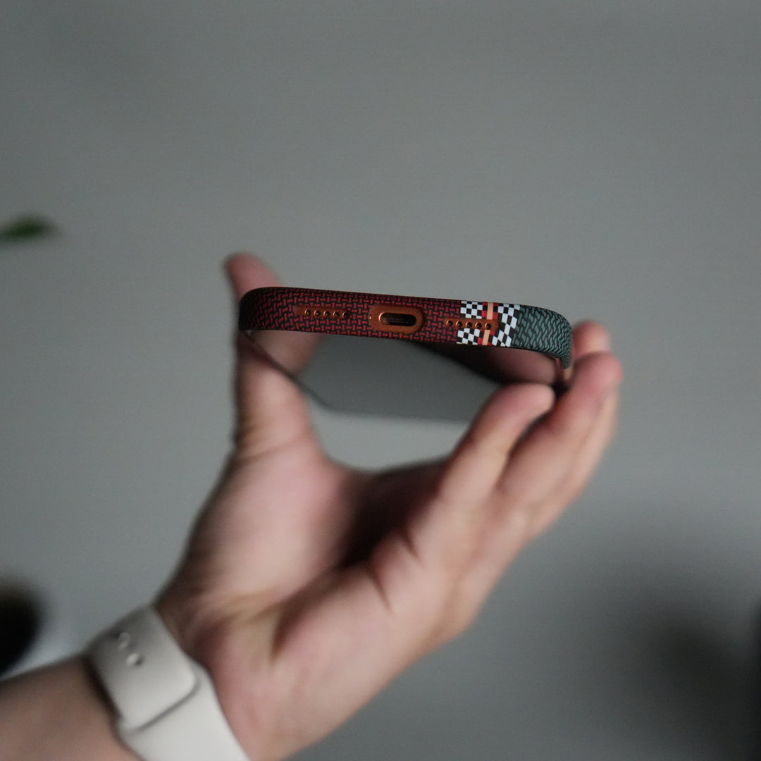 iPhone 17 Pro Max Carbon Fiber Texture Design Hard Pc MagSafe Case Cover (Green Red)