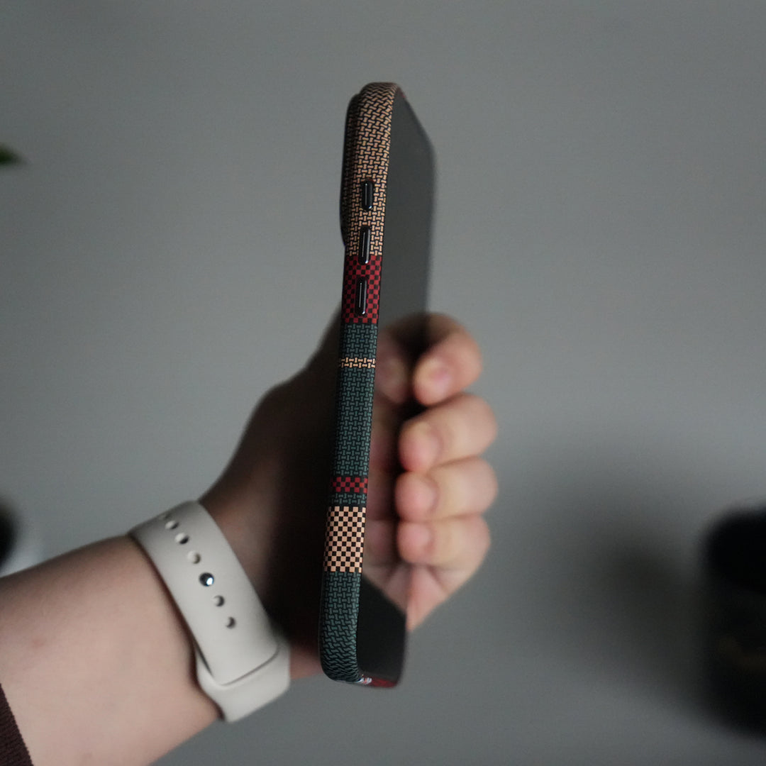 iPhone 17 Pro Max Carbon Fiber Texture Design Hard Pc MagSafe Case Cover (Green Red)