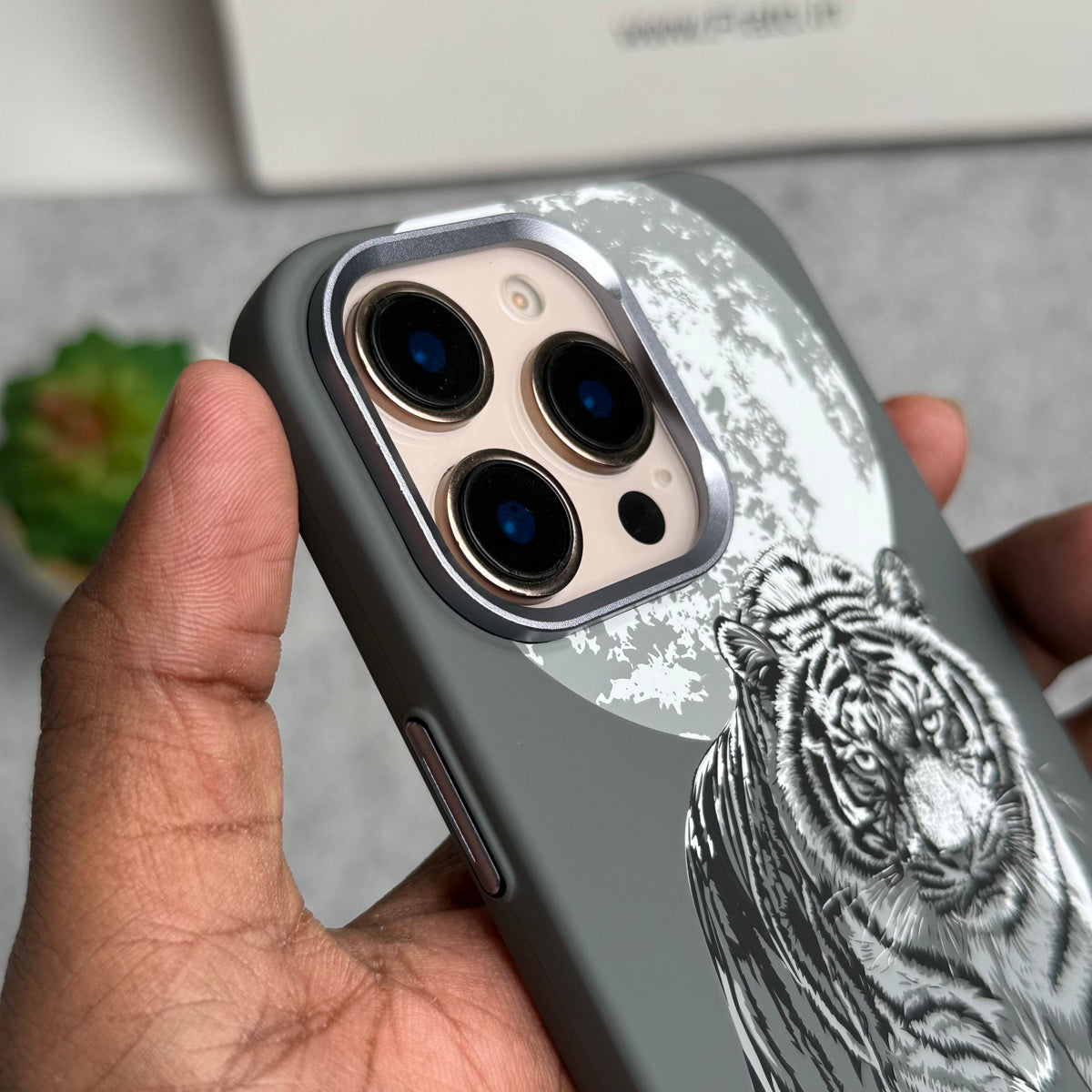 iPhone Series Carbon Fiber Texture Tiger Lion Design Hard Pc MagSafe Case Cover