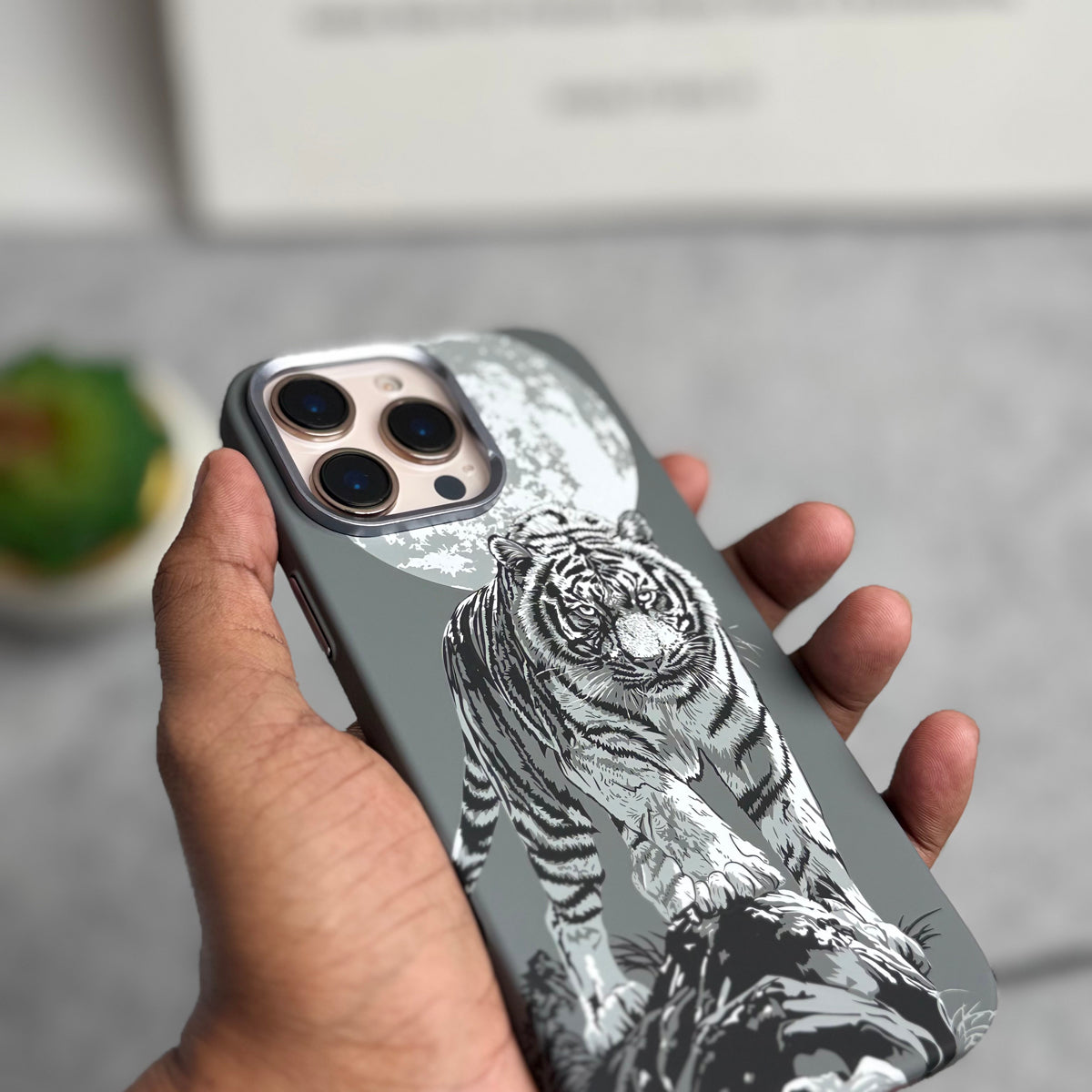 iPhone Series Carbon Fiber Texture Tiger Lion Design Hard Pc MagSafe Case Cover