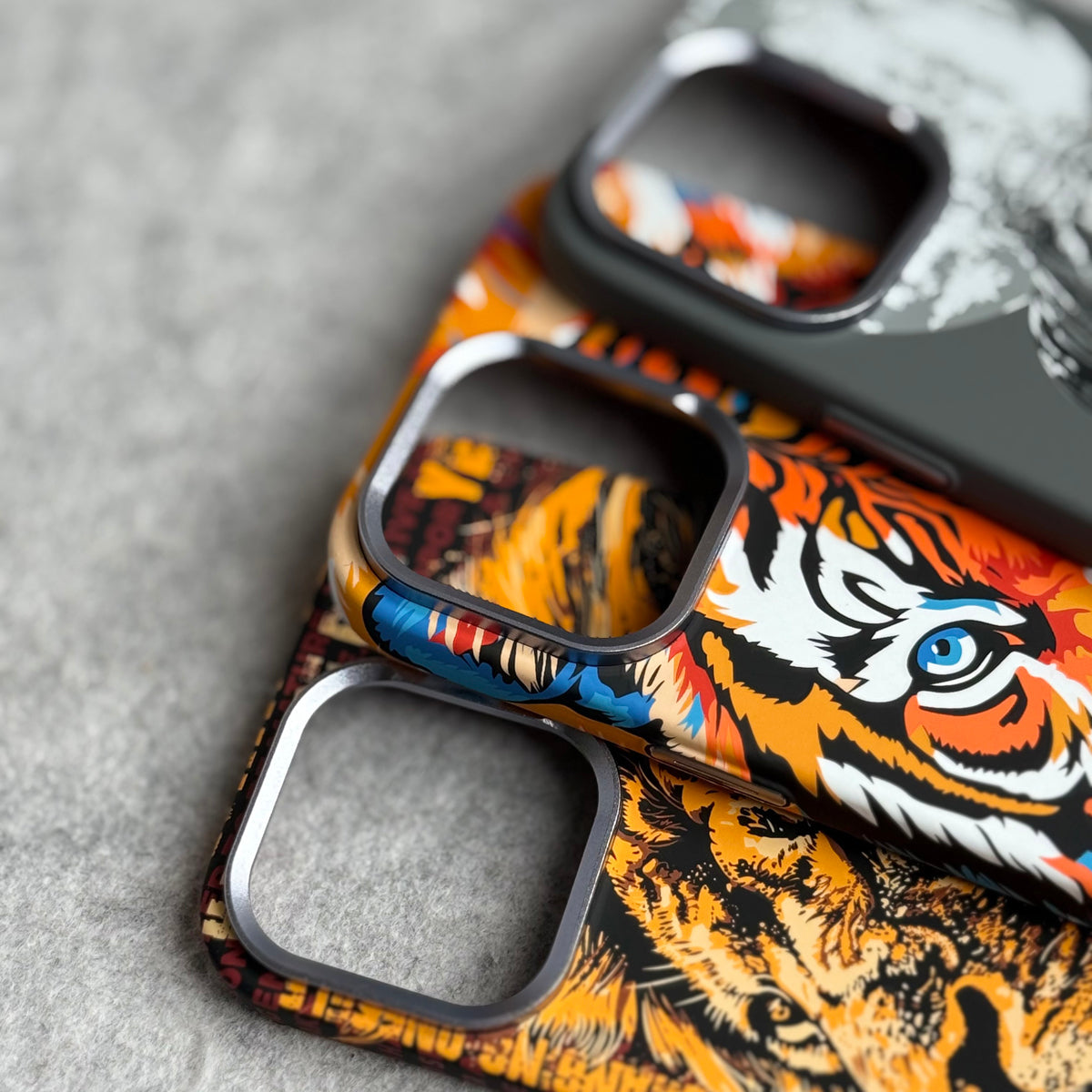 iPhone Series Carbon Fiber Texture Tiger Lion Design Hard Pc MagSafe Case Cover