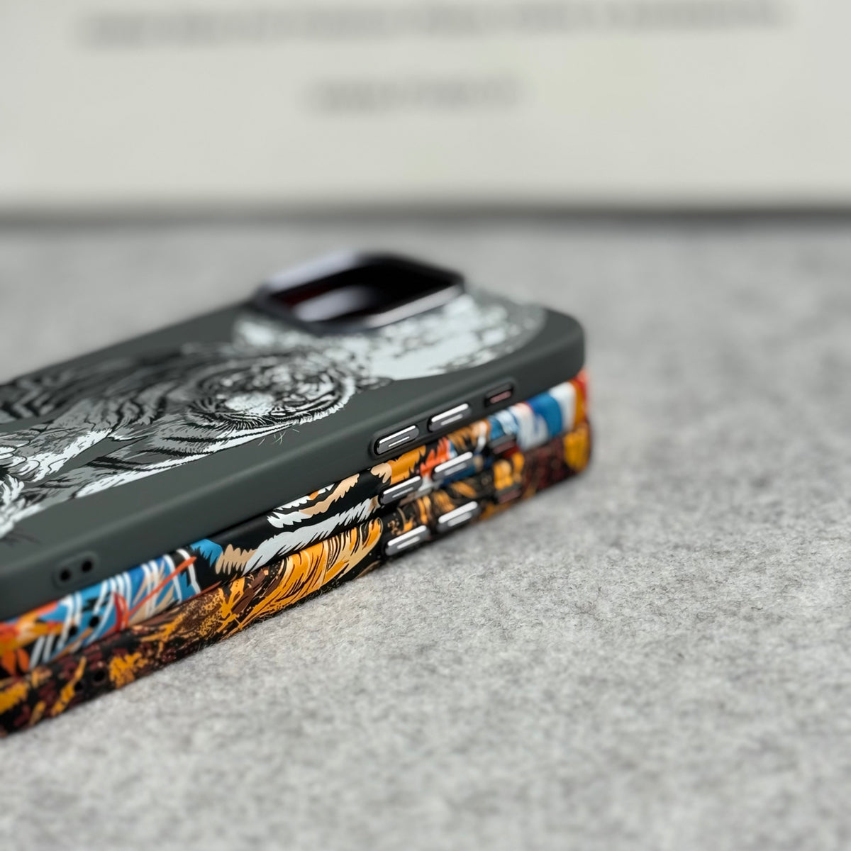 iPhone Series Carbon Fiber Texture Tiger Lion Design Hard Pc MagSafe Case Cover